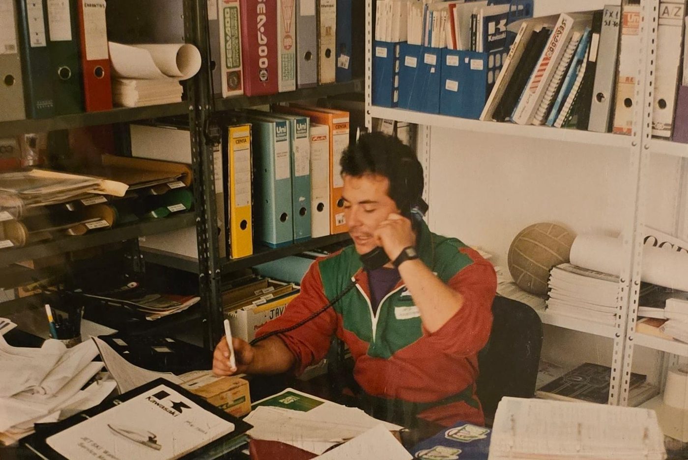 El Manuel a l'oficina de Rosman el 1992, al telèfon entre carpetes de Sea-Doo i Kawasaki