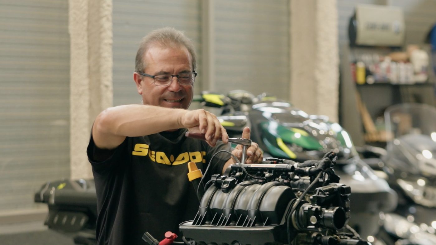 El Manuel avui al taller, treballant en un motor de Sea-Doo